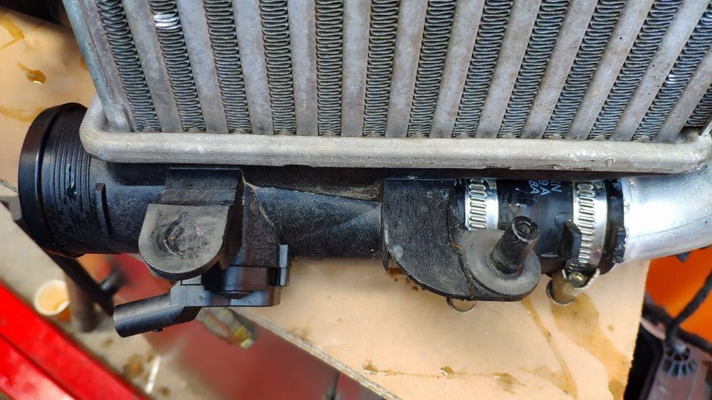 Радиатор на интеркулер Вакуум клапан на турбото Audi A6 4F C6 233кс