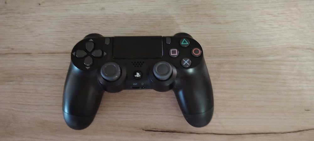De vânzare Ps4 Pro cu doua manete