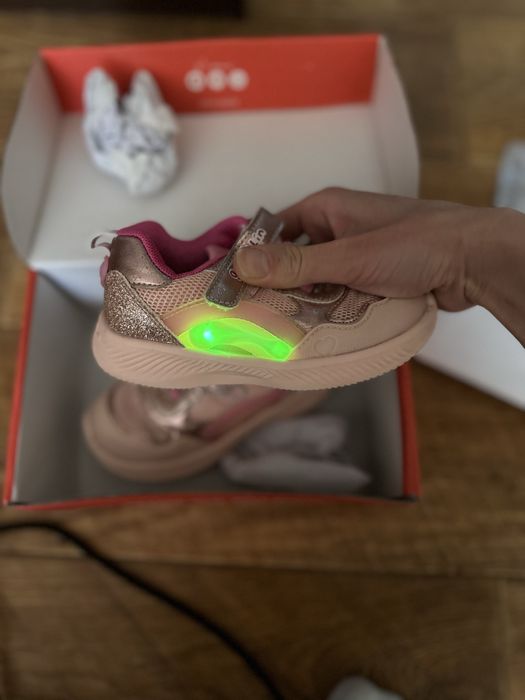 Детские светыщиеся кроссовки Garvalin,