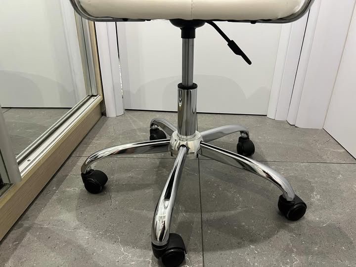 Бял Офис стол.