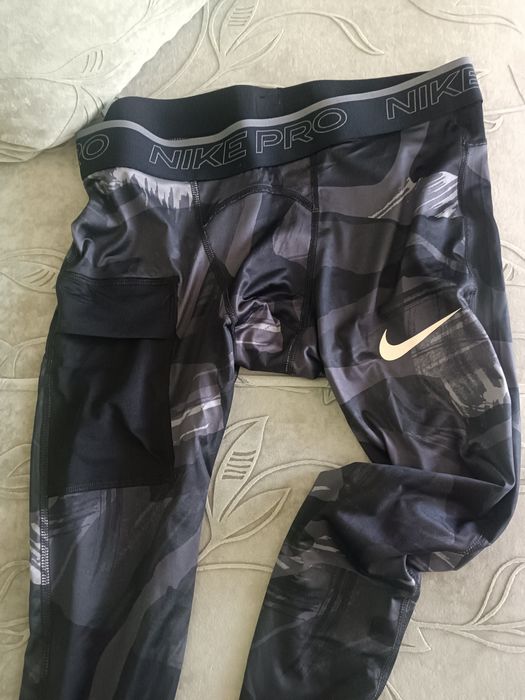 Спортен екип клин и две тениски без ръкави.