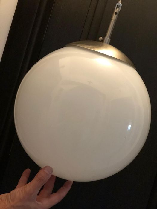 Mid century pendul lampa glob opalin Peill Putzler