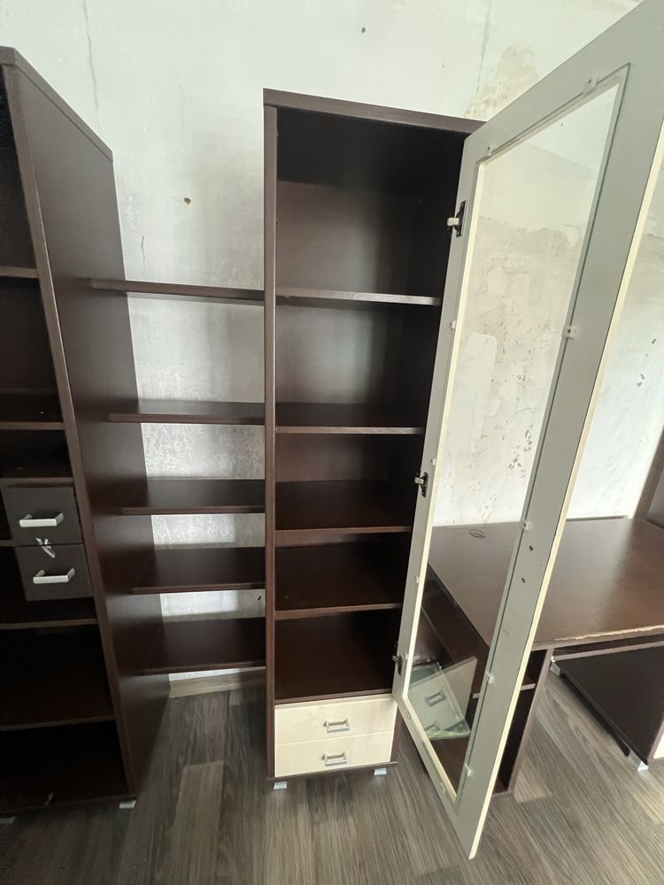 В продаже 2 шкафа со столом