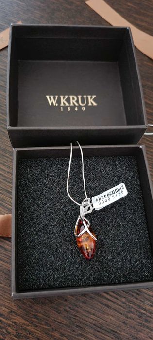 красиво сребърно колие с кехлибар