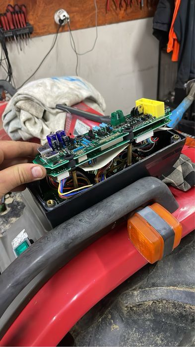 Reparatii utilaje tractoare stivuitoare combine electricitate mecanica