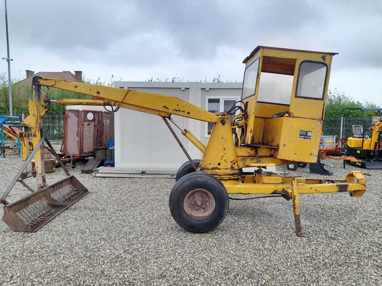 Macara / Excavator dupa tractor  - pt. pamant , gunoi