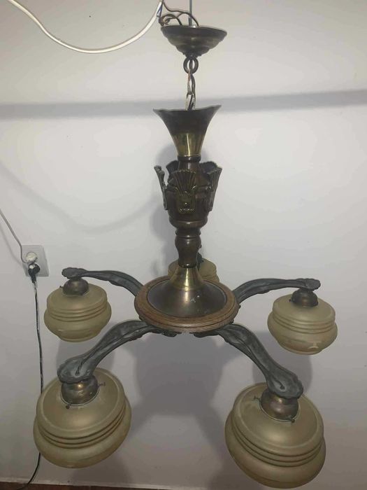 Candelabru cu cinci brate din bronz si ornament din lemn