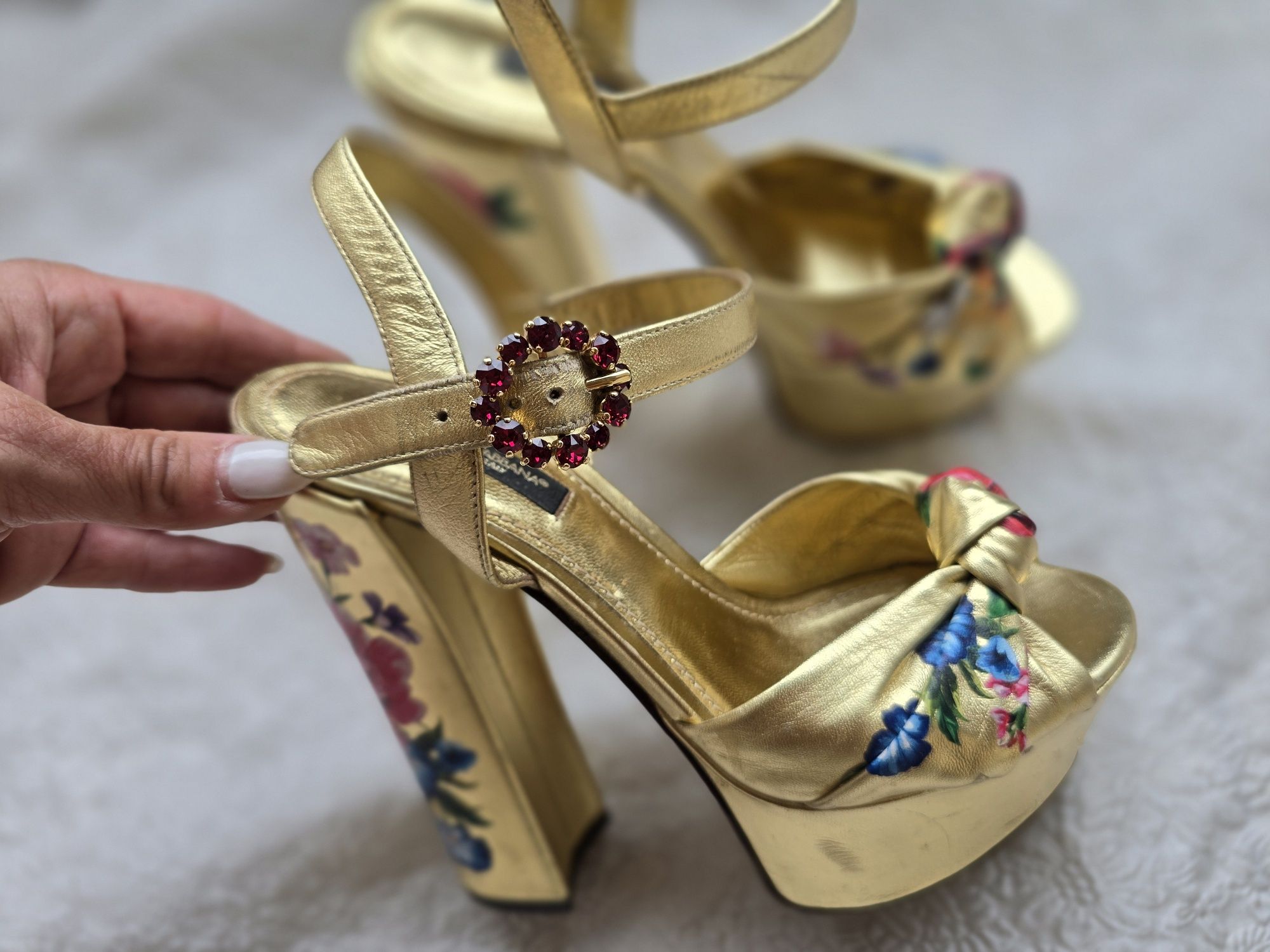 Дамски златисти оригинални сандали Dolce&Gabanna