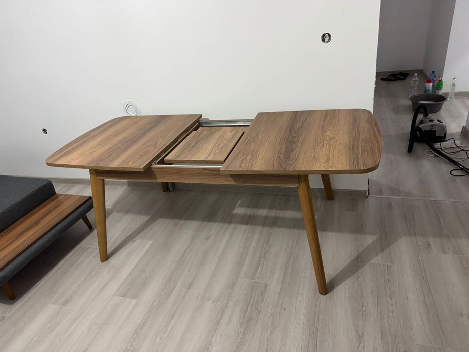 Разтегателна Модерна Трапезна Маса с Дървесен/Орехов Дизайн