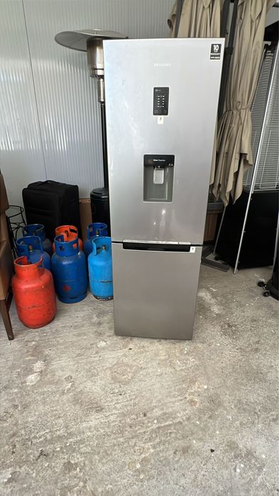 Хладилник Samsung No Frost с диспенсър за вода
