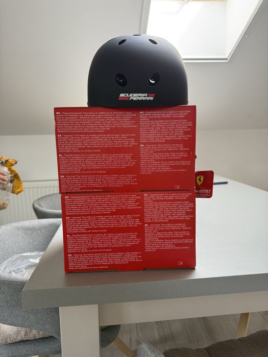 Casca trotineta  Scuderia Ferrari, noua