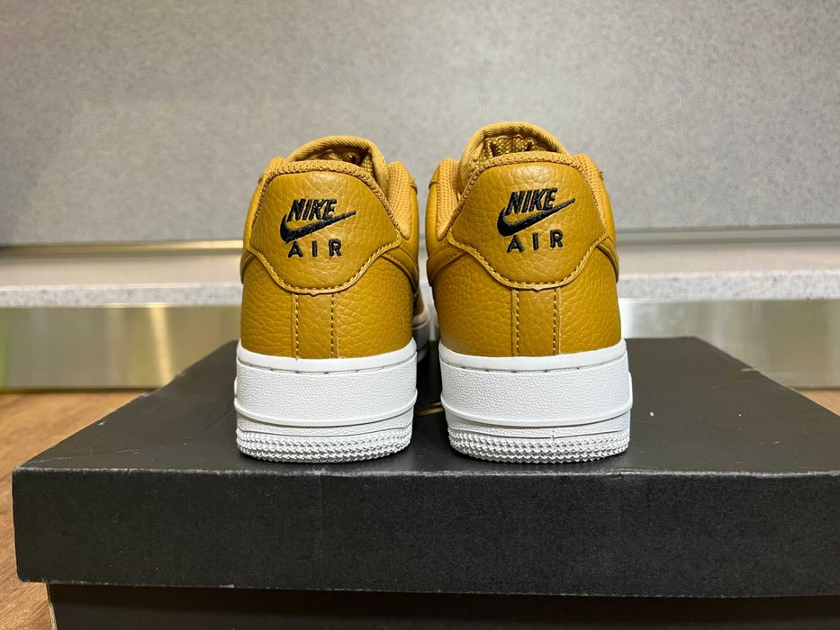 ОРИГИНАЛНИ *** Nike Air Force 1 '07 Leather / EssentiaL Mini Swoosh
