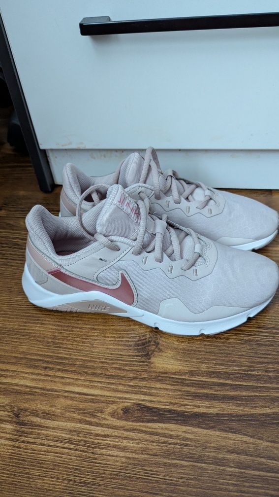 Кроссовки Nike Legend Essential 2