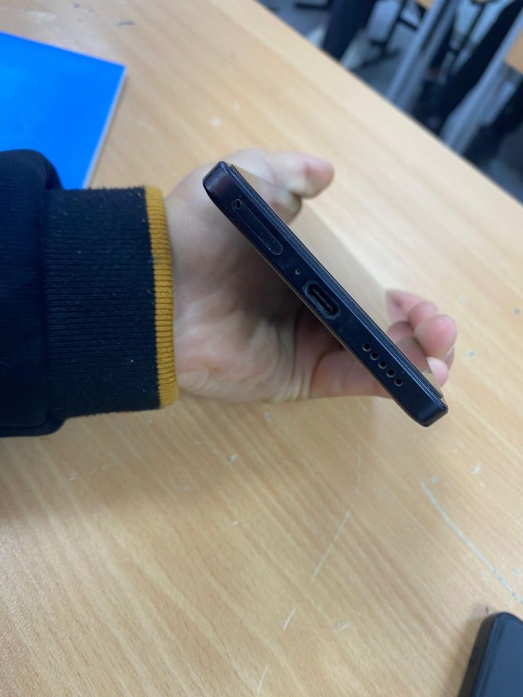 Продается телефон Poco f5 12/256 гб