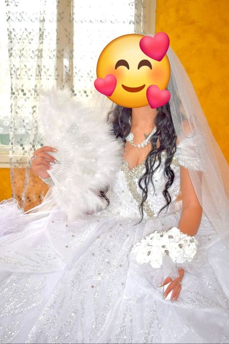 Продавам 2 булченски рокли 500 лв е едната и другата е от цена 500 лв