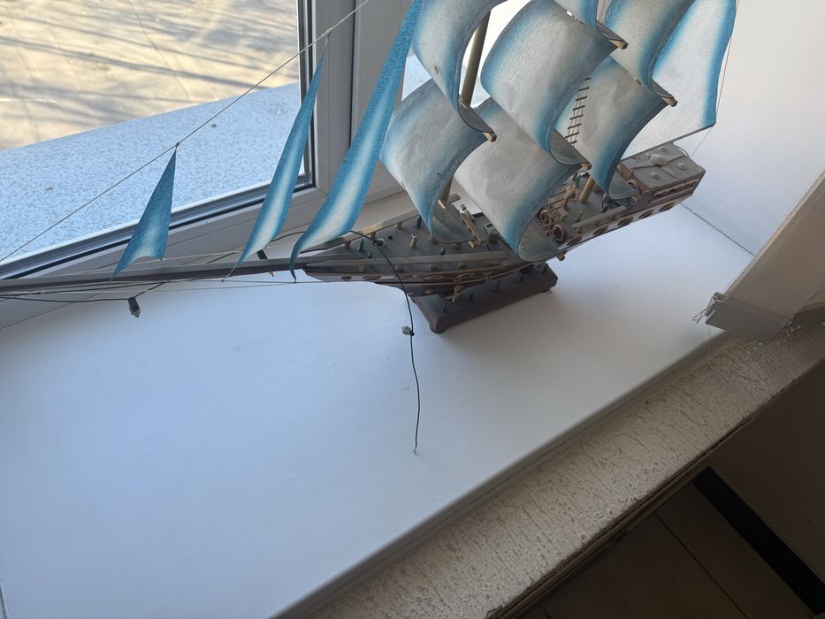 Сувенирный парусник деревянный