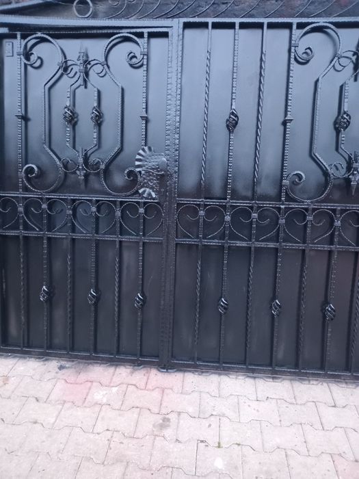 Vând poarta din fier forjat