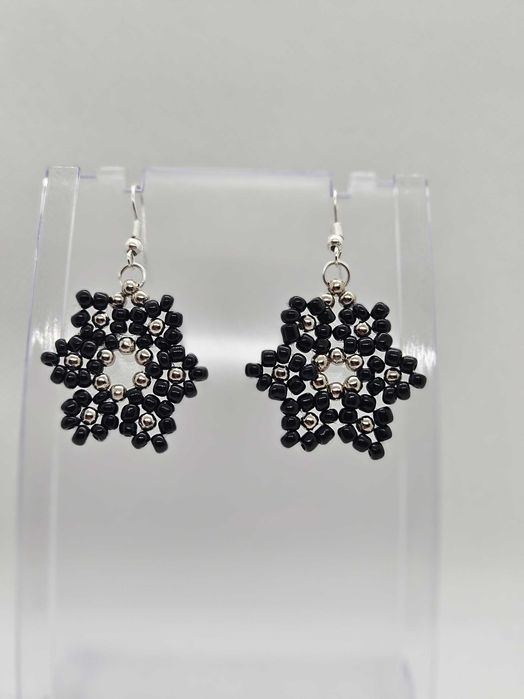 Продавам ръчно изработени бижута от мъниста