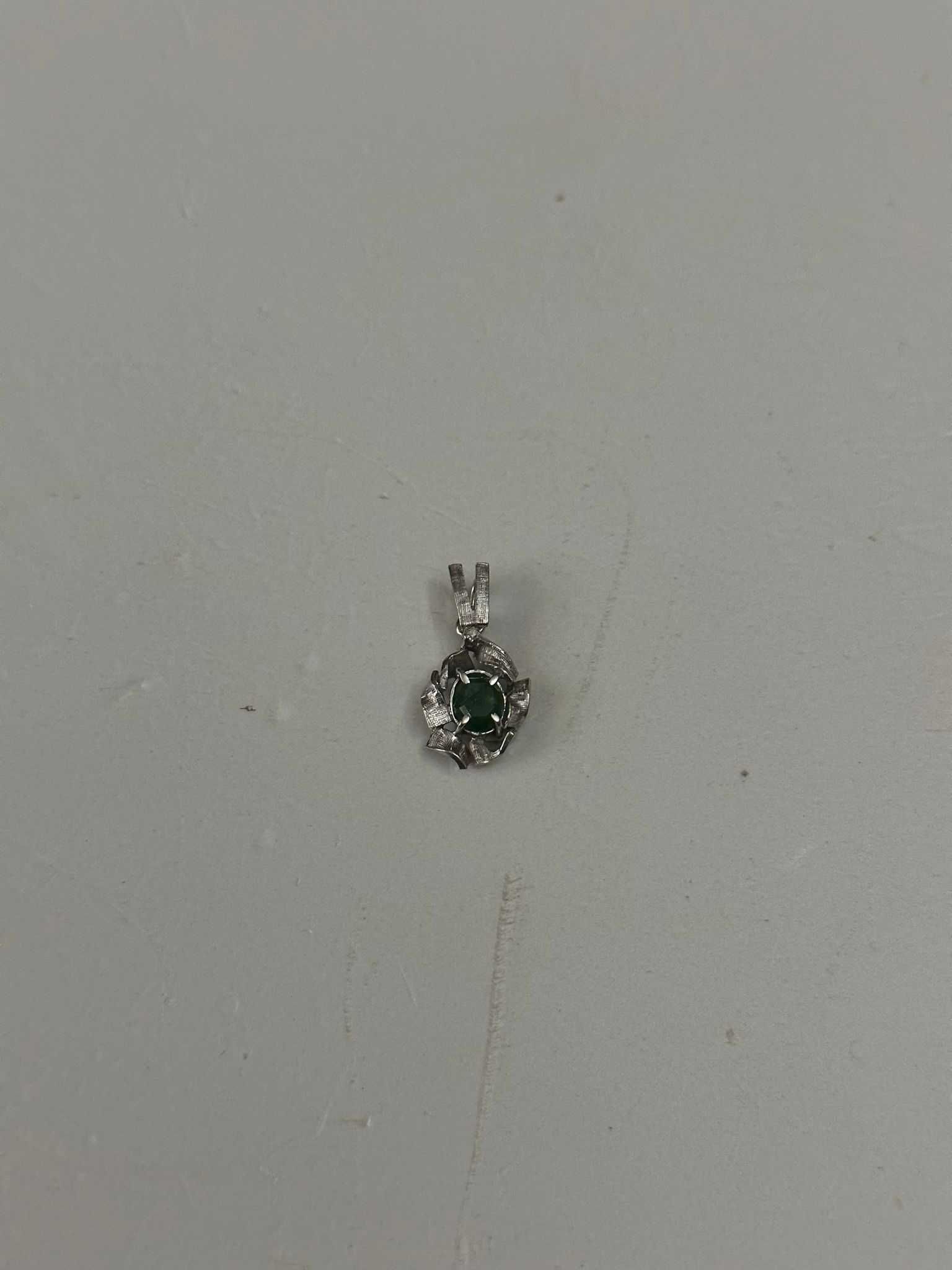 PANDANTIV AUR alb 18K + Smarald = 0.50 ct + 1 Diamant - Vintage !