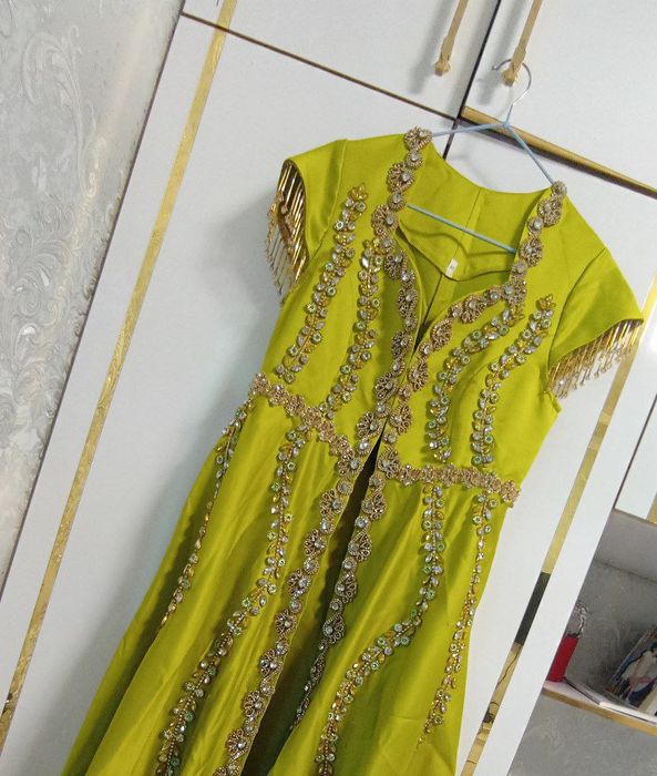 Ansambil, 1marta kiyilgan. To'n, baza va diademasi bilan birga