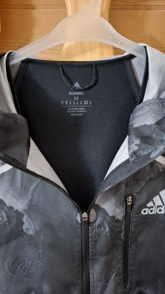 Ветровка adidas.