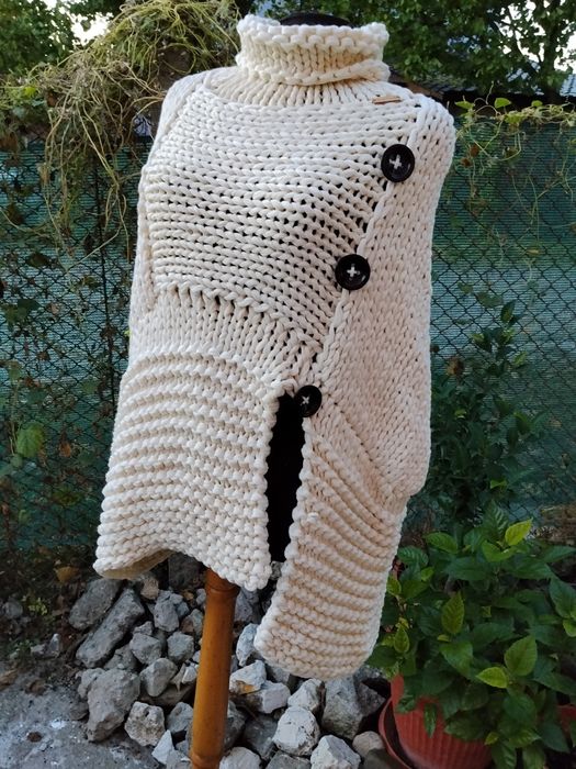 Ръчно изплетено пончо