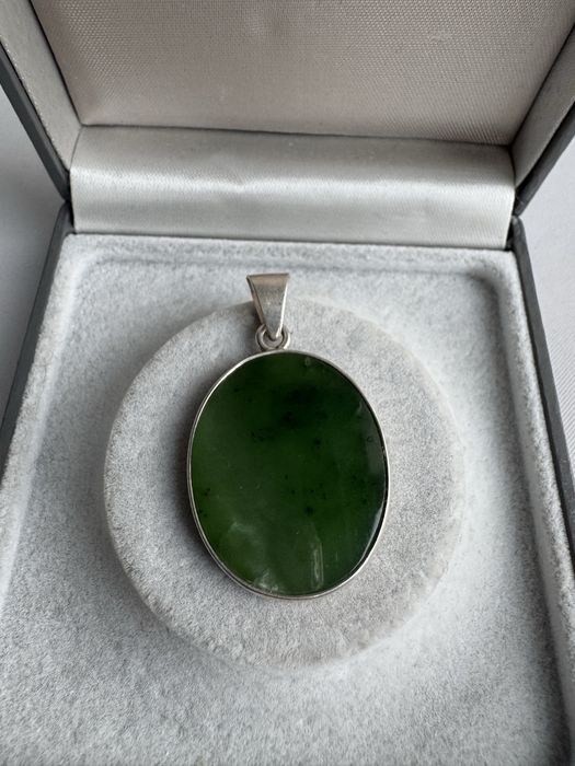 Pandantiv din argint si jad