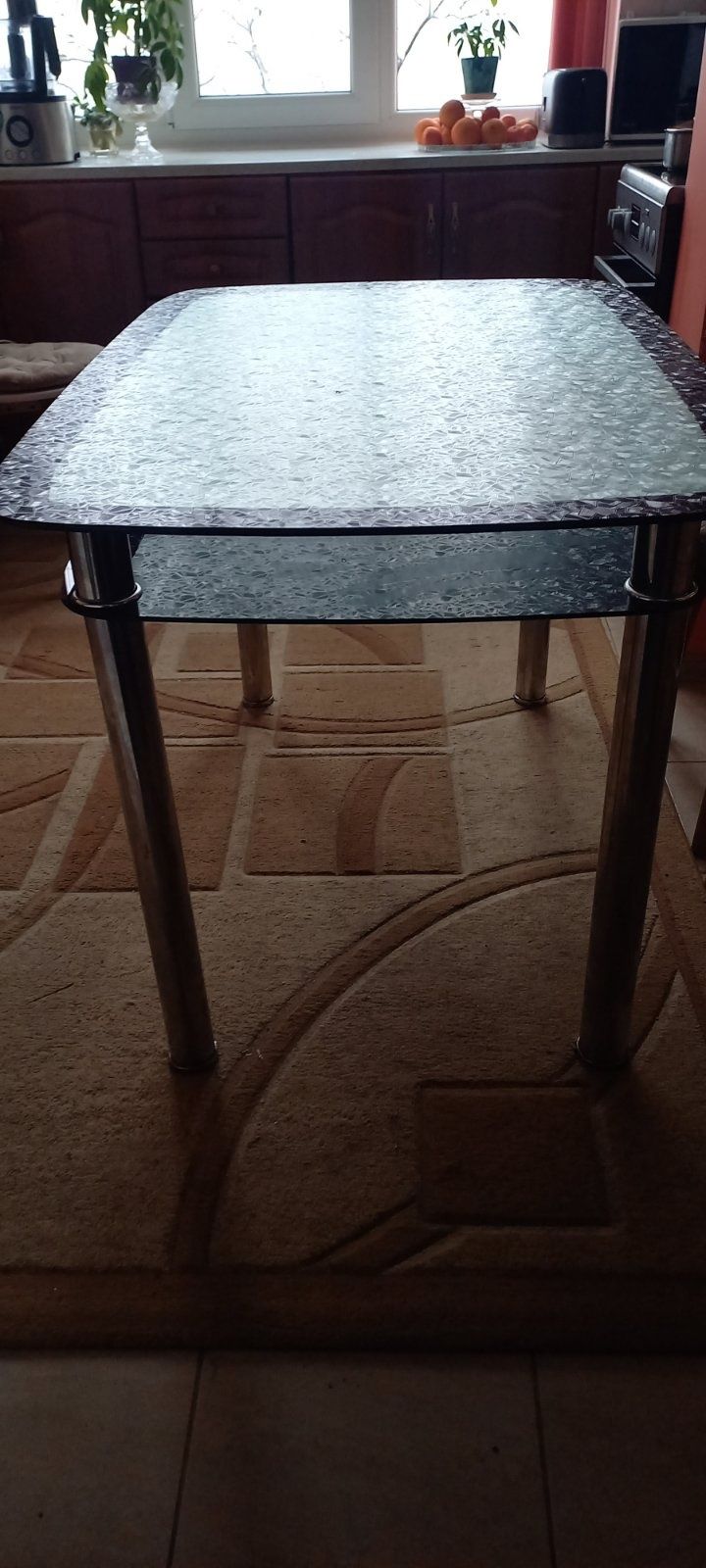 Стъклена голяма маса