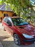 Peugeot rosu 306 în stare de funcționare și Peugeot verde