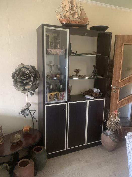 Бюфет/секция, вратички отварящи се отзад и тпред.