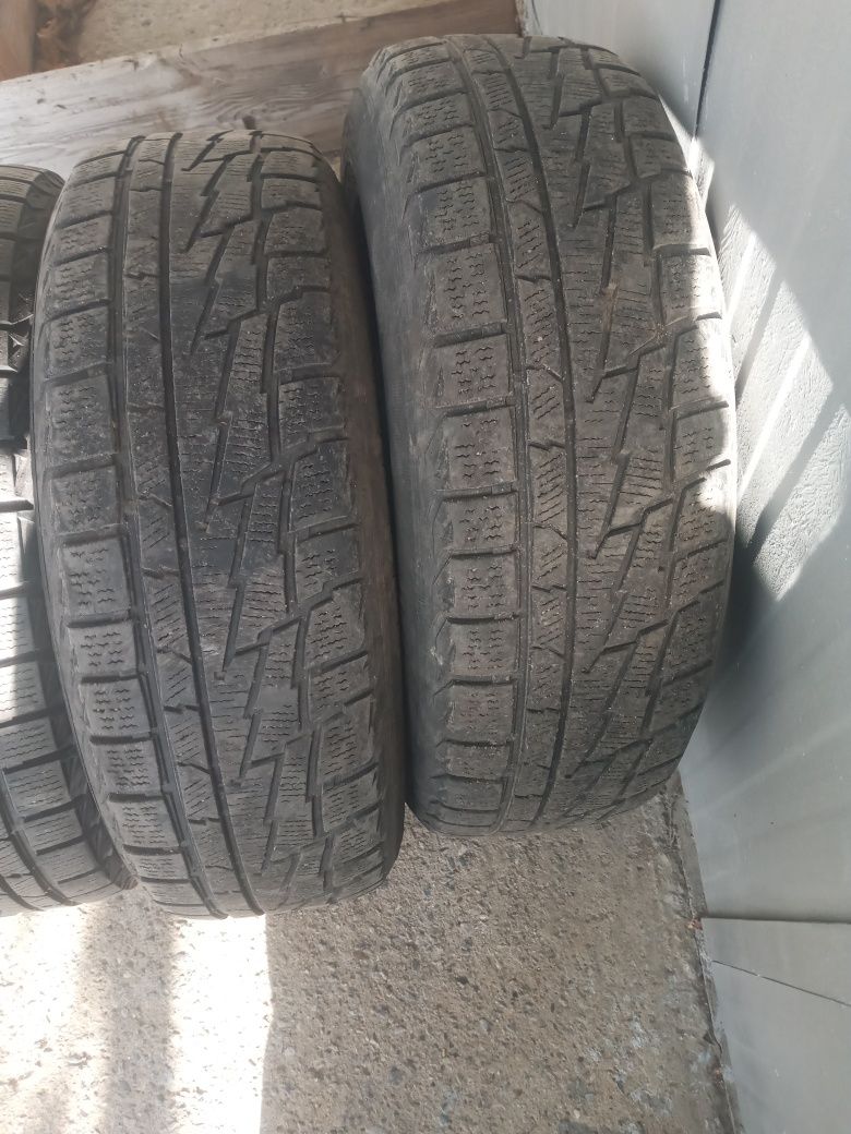Продавам зимни гуми с размери 215/65 R16.