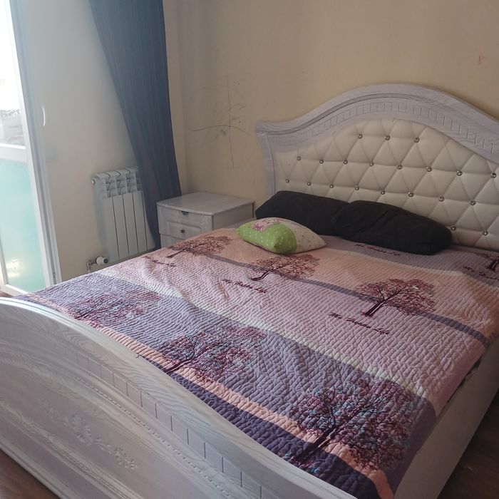 Кровать  и тумбы