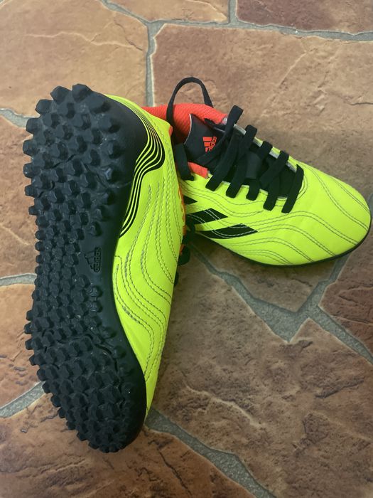 Ghete fotbal pentru copii,Adidas marimea 31, in stare impecabila!
