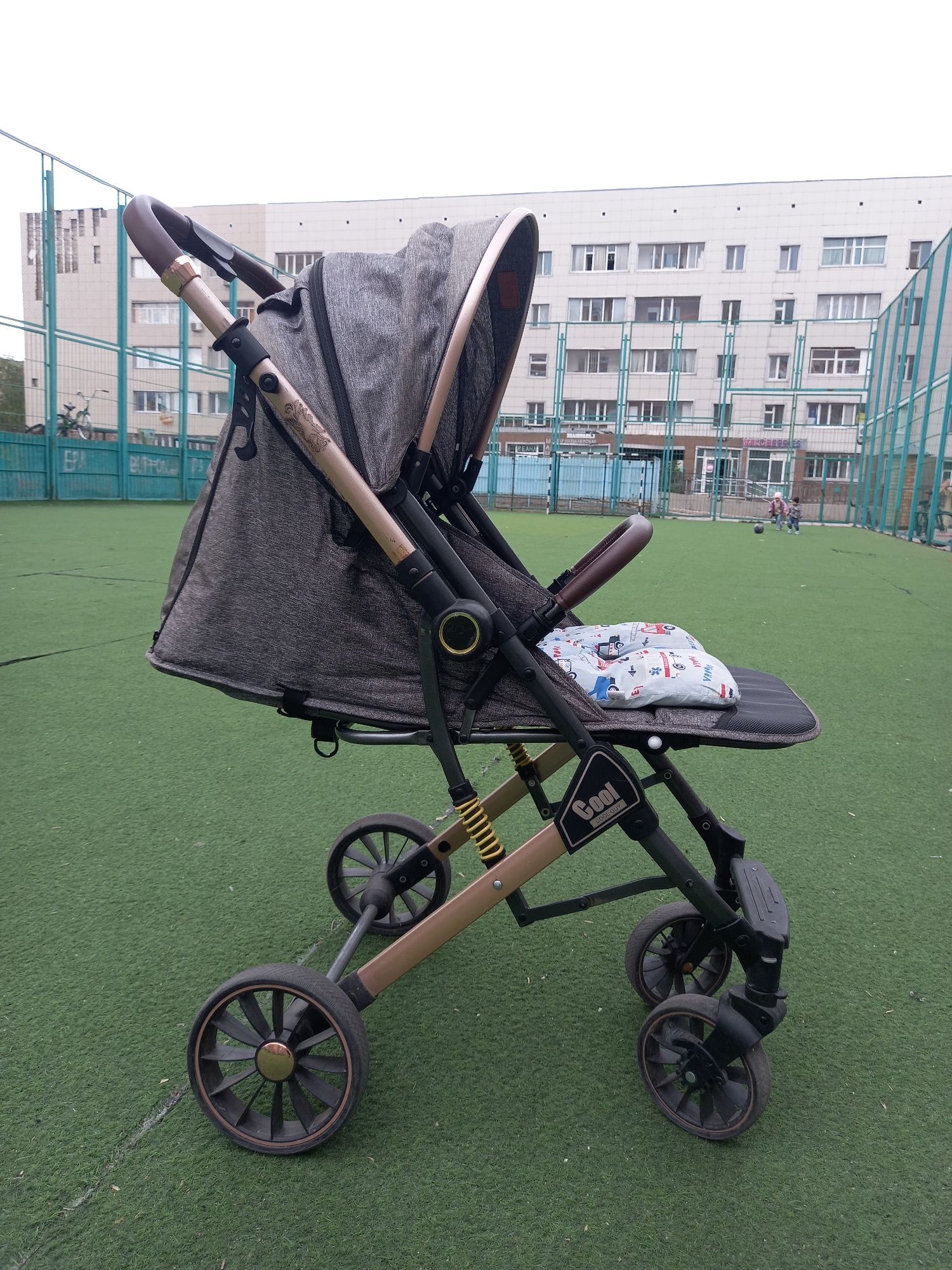 Продам прогулочную коляску