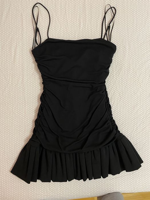 Къса черна рокля на Zara