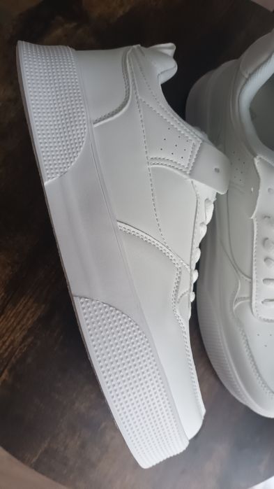 Vând pantofi /adidași pentru bărbați