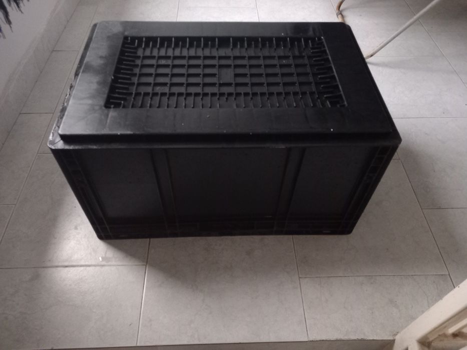 Vând ladă plastic cu capac sau fără pentru depozitare.