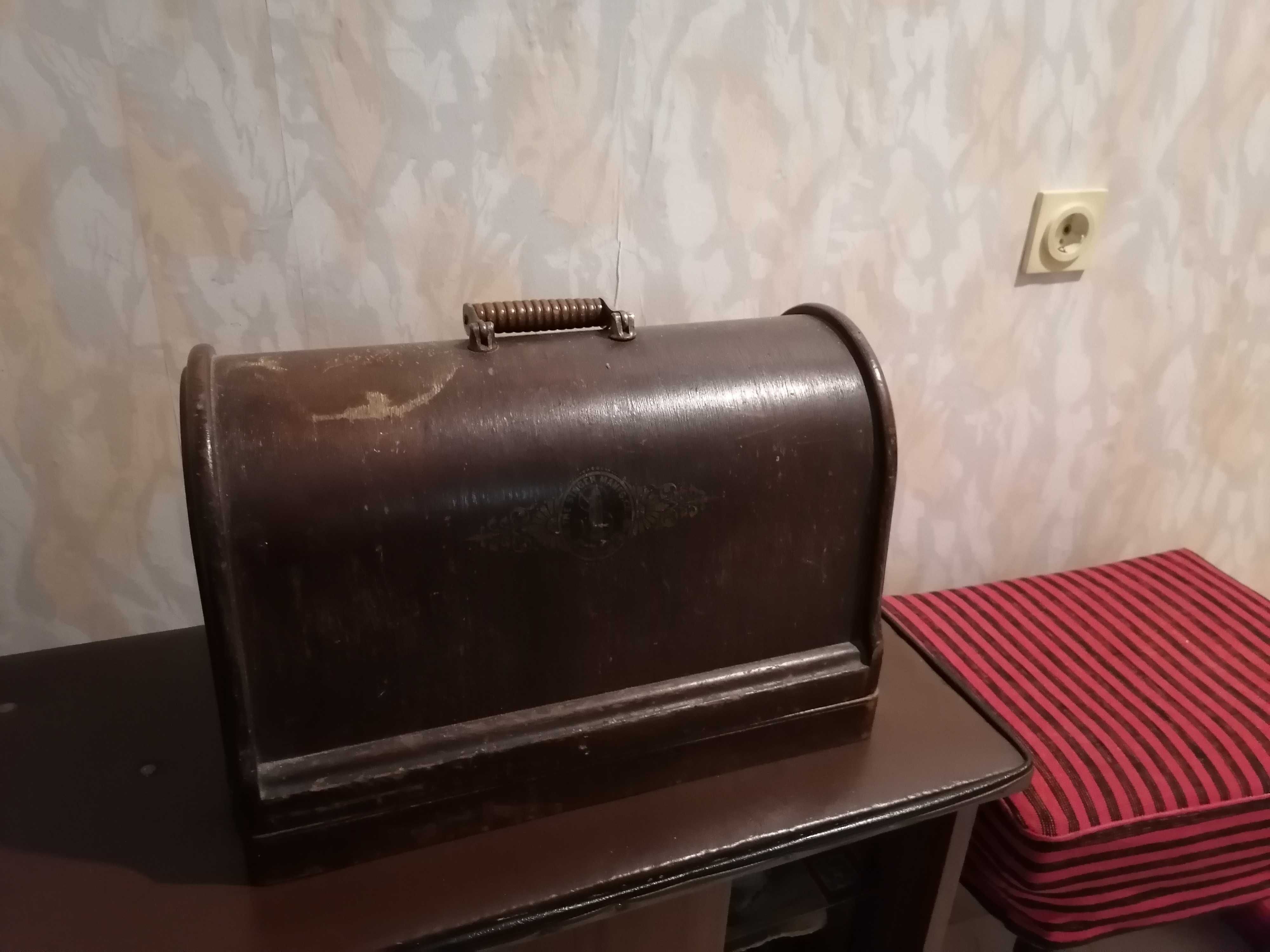 Продавам ретро шевна машина SINGER в отлично състояние с резервни игли
