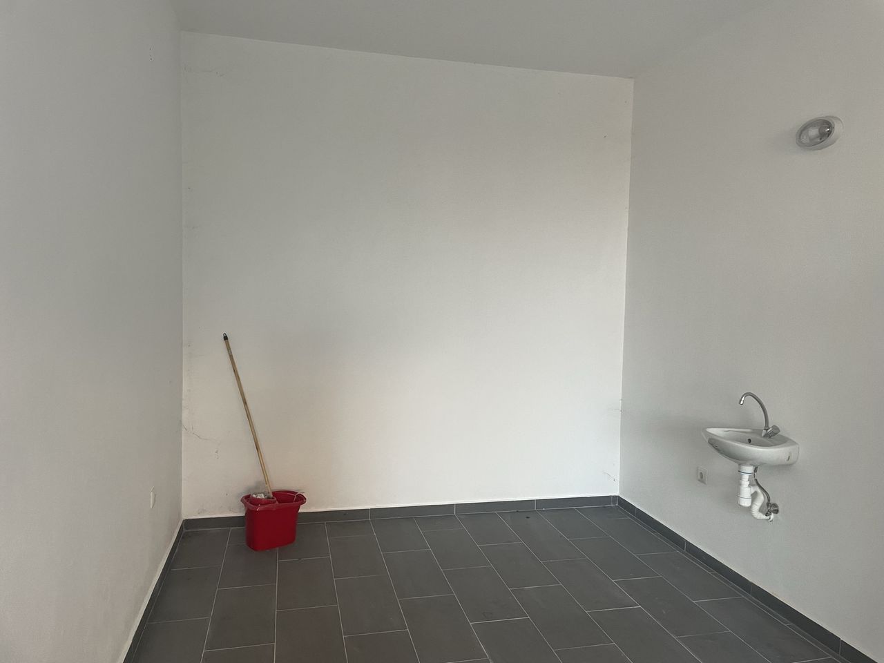 Дава се под наем Гараж / Паркомясто в Петрич - 40 кв.м за 102 € - Снимка #4