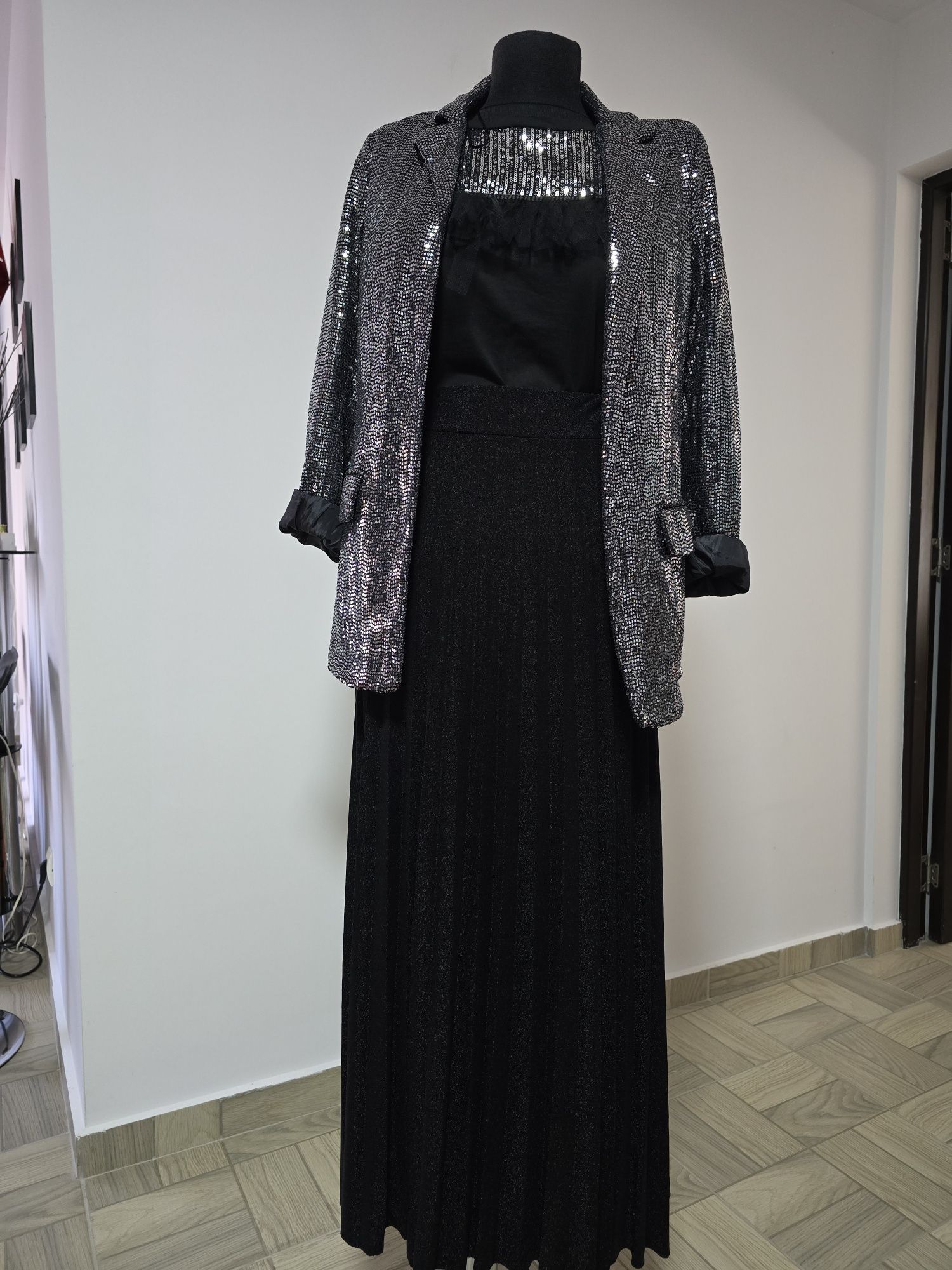 Fusta neagra plisata cu glitter, model superb