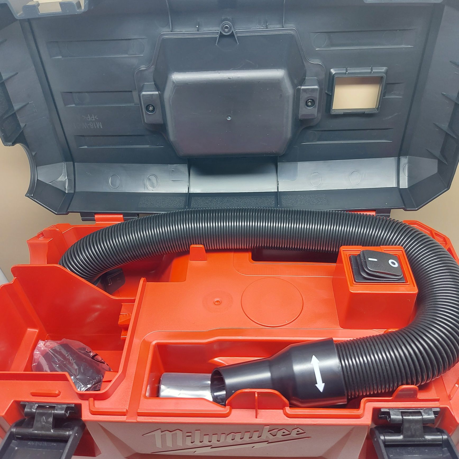 ПРОМОЦИЯ.Акумулаторна прахосмукачка Milwaukee M18VC2-0