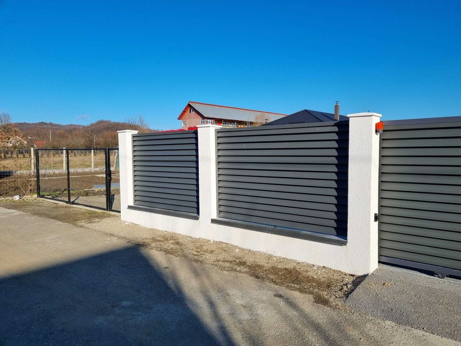 Garduri si porti stil jaluzea, sipca metalica, tabla cutata si plasa