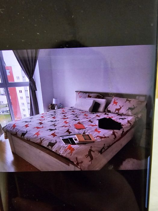 Dormitor, masa si 4 scaune si comoda Tv