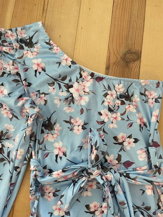 Рокля на цветя с един ръкав