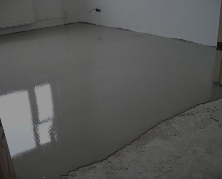 Наливные полы, укладка ламината, установка плинтусов.