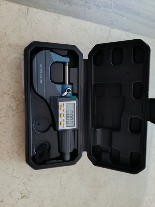 Micrometru digital