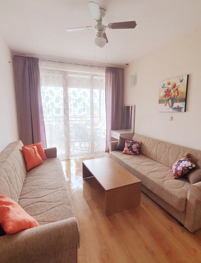 Дава се под наем Двустаен апартамент в Черноморец - 50 кв.м за 306 € - Снимка #1