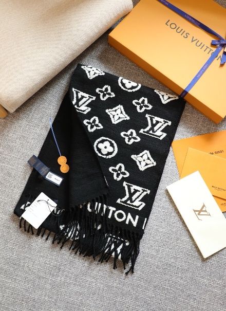 Луксозен шал Louis Vuitton