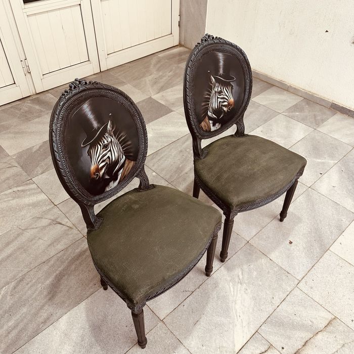 Уникални столове в стил Louis XVI с артистична тапицерия