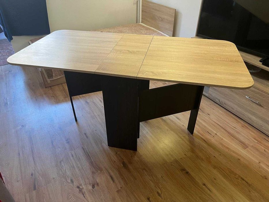 Разтегателна маса, която спестява място, в отлично състояние.